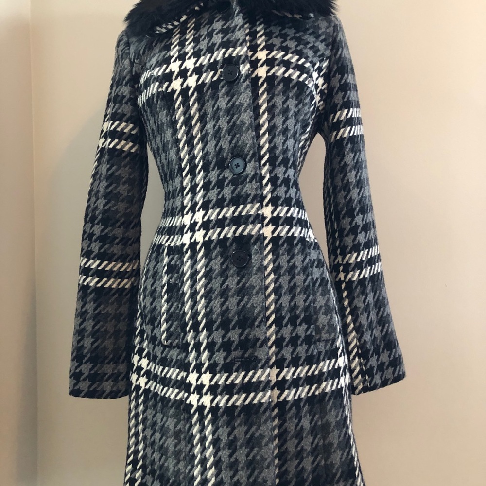 Women’s jacket with detachable faux fur collar